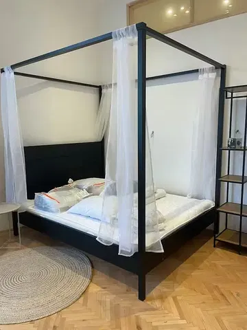 Υπνοδωμάτιο; ξύλινο πάτωμα, φυσικό φως