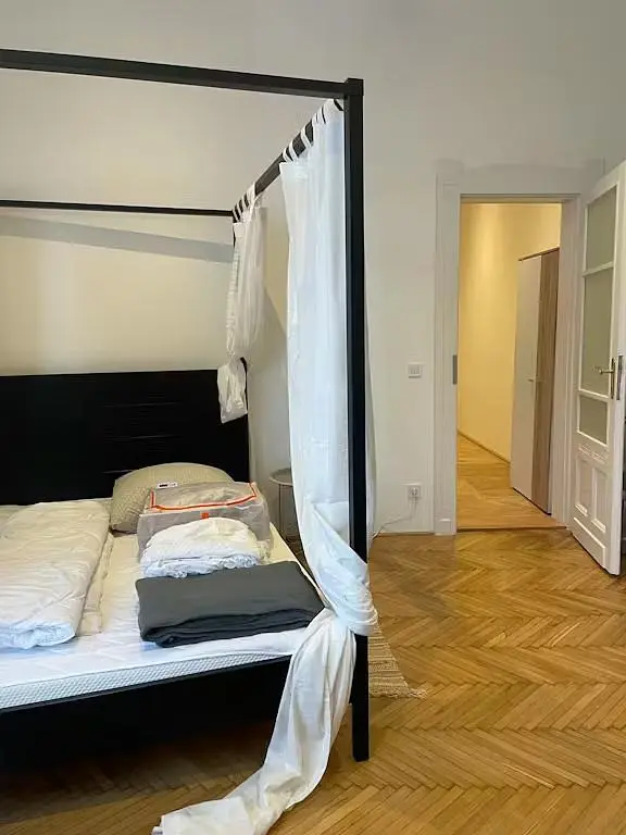 Υπνοδωμάτιο; ξύλινο πάτωμα, φυσικό φως