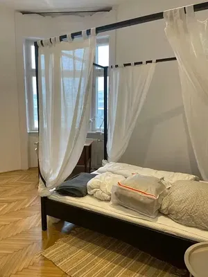 Υπνοδωμάτιο; ξύλινο πάτωμα, φυσικό φως