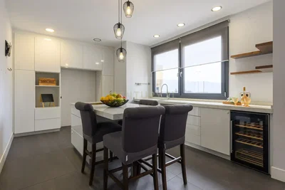 Keuken; keukenapparatuur, tegelvloer, natuurlijk licht, moderne stijl, gerenoveerd