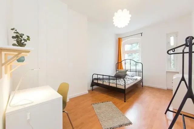 Спалня; естествена светлина, дървен под