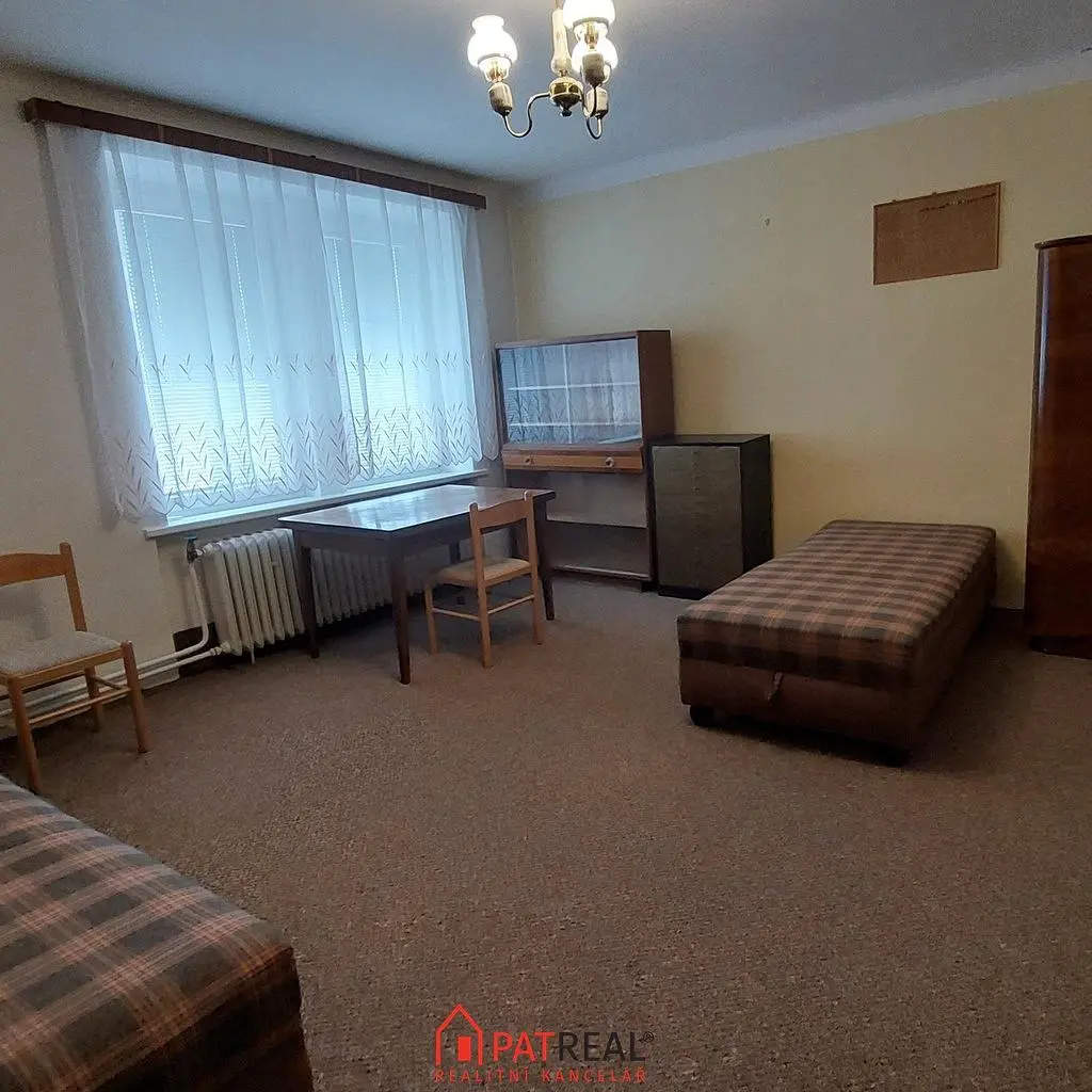 Спаваћа соба; природно светло, дрвени под