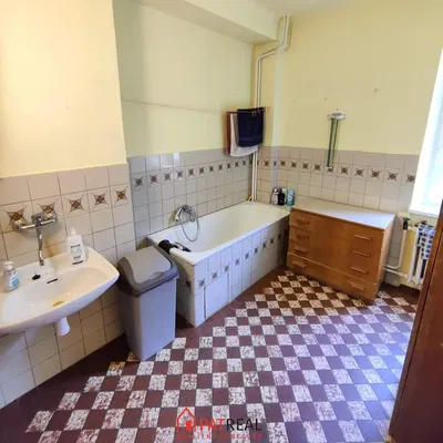 Купатило; плочице, потребна реновација, природно светло