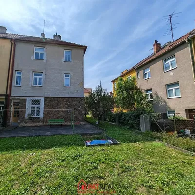 Кућа и околина; природно светло, потребна реновација