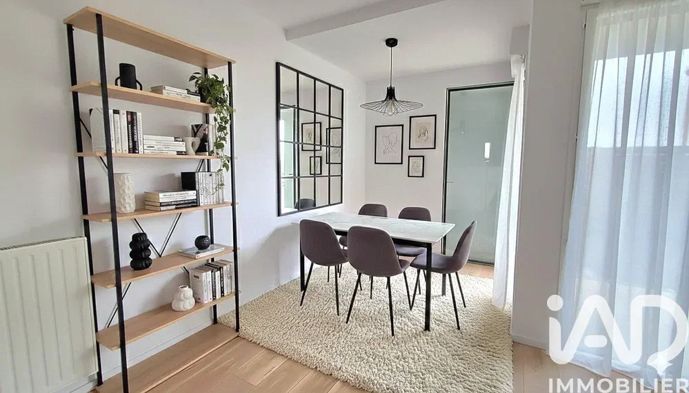 Esszimmer; moderner stil, holzboden, tageslicht