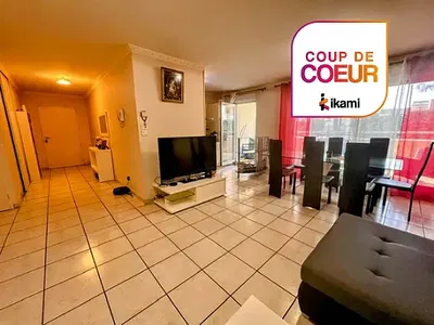 Σαλόνι; πλακάκια, φυσικό φως