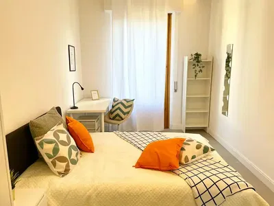 Ložnice; přirozené světlo, moderní styl