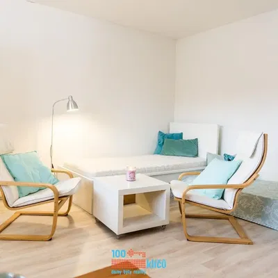 Хол; естествена светлина, модерен стил, дървен под