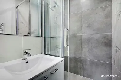 Badezimmer; fliesenboden, renoviert, tageslicht, moderner stil