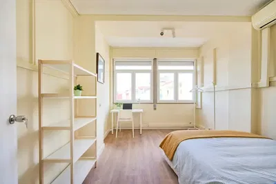 Schlafzimmer; tageslicht, holzboden