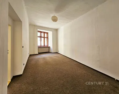 Друго; естествена светлина, нуждае се от ремонт