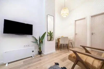 Wohnzimmer; tageslicht, moderner stil, holzboden