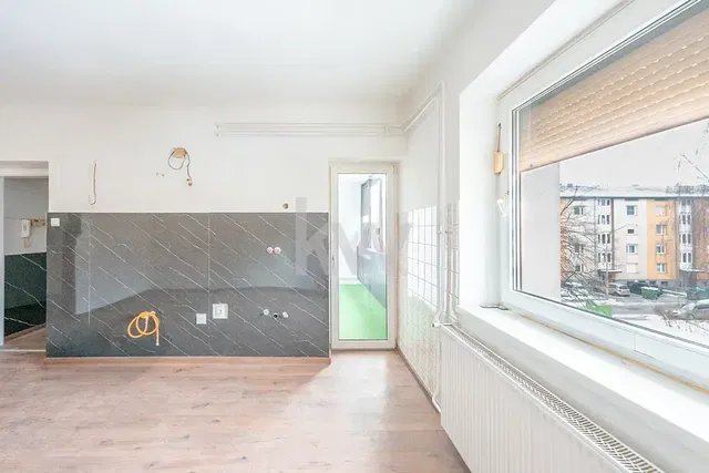 Küche; renovierungsbedürftig, holzboden, tageslicht, blick