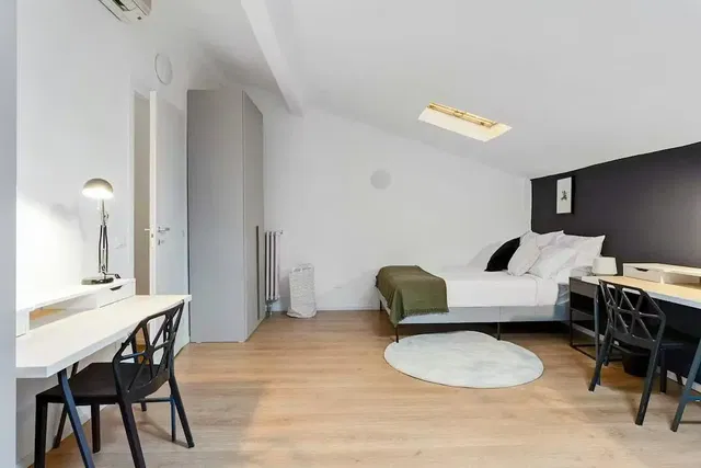 Camera da letto; luce naturale, stile moderno, pavimento in legno