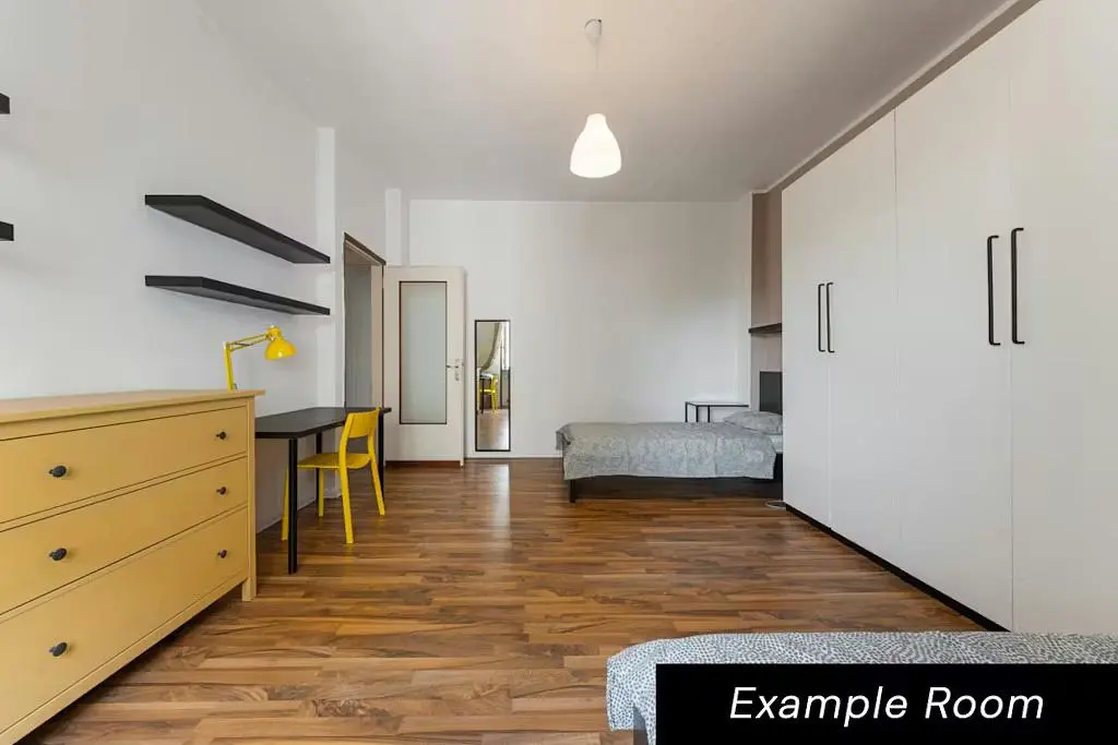 Quarto; chão de madeira, luz natural