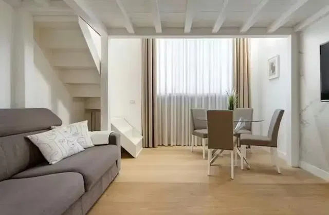 Woonkamer; houten vloer, natuurlijk licht, moderne stijl