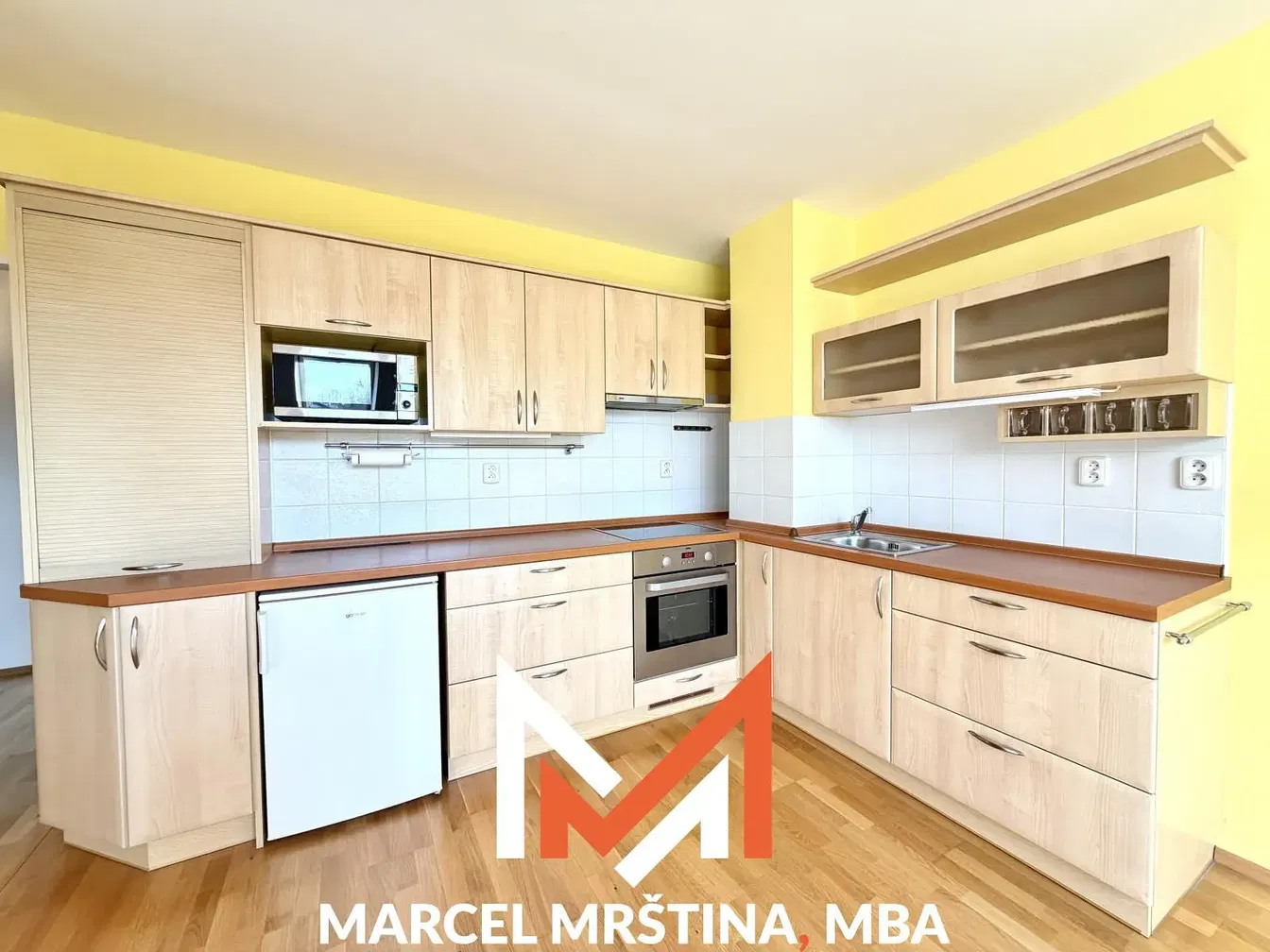 Mutfak; mutfak aletleri, ahşap zemin, tadilatlı