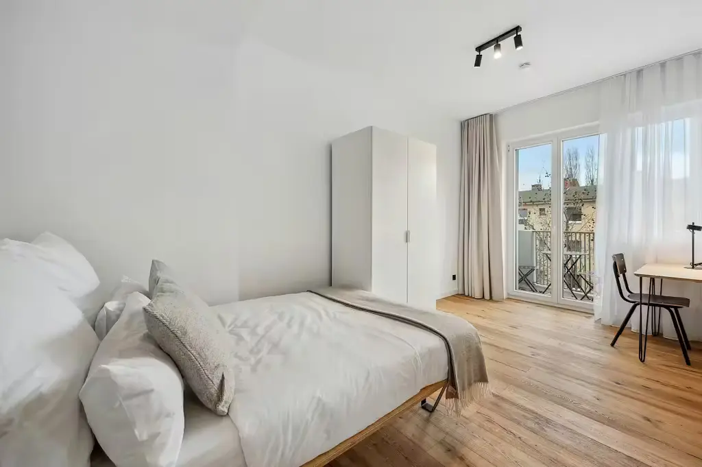 Quarto; luz natural, chão de madeira, vista