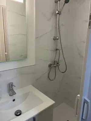 Badezimmer; fliesenboden, tageslicht, renoviert