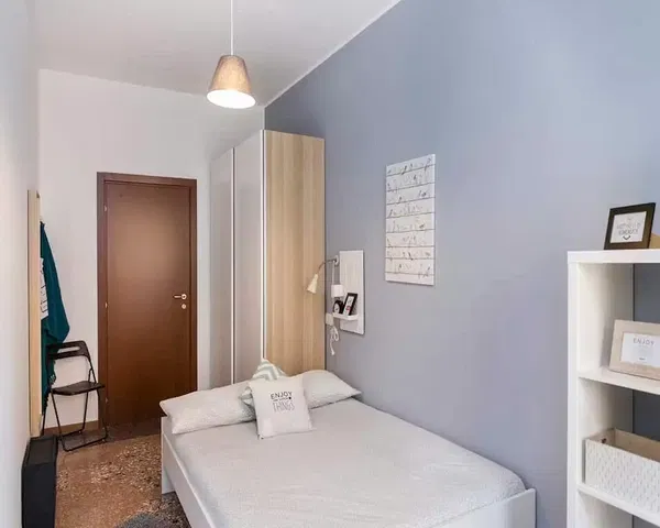 Ložnice; přirozené světlo, moderní styl