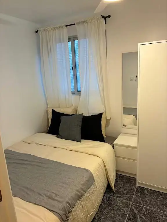 Chambre; carrelage, lumière naturelle