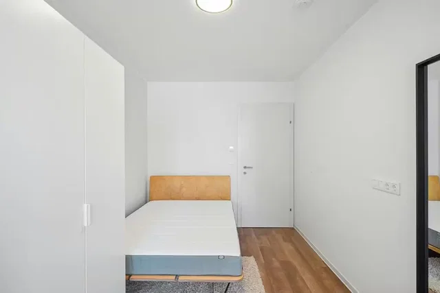 Υπνοδωμάτιο; ξύλινο πάτωμα, φυσικό φως