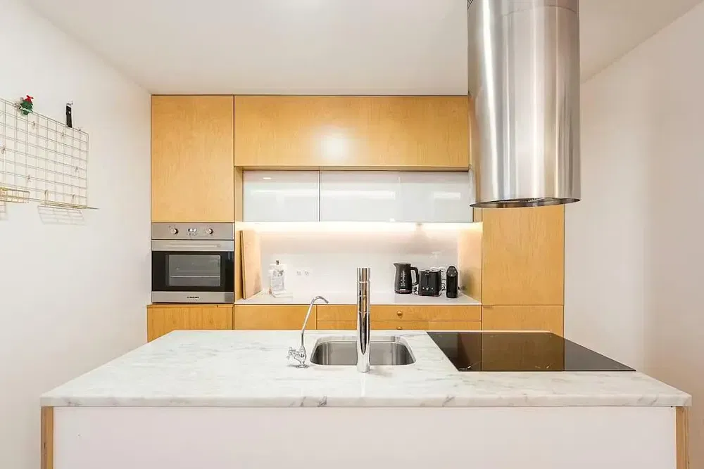 Mutfak; mutfak aletleri, doğal ışık, modern stil