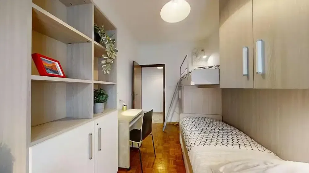 Schlafzimmer; holzboden, tageslicht, moderner stil