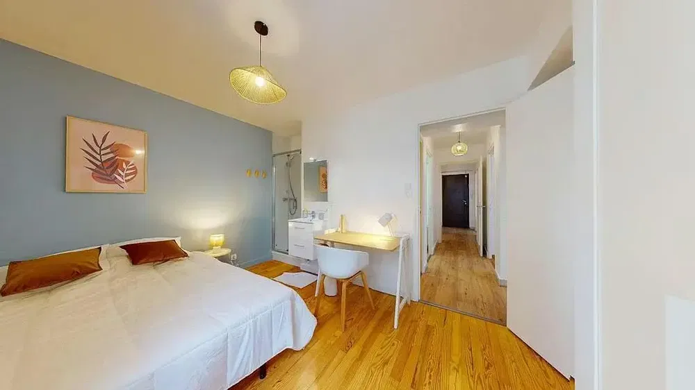 Спаваћа соба; дрвени под, природно светло