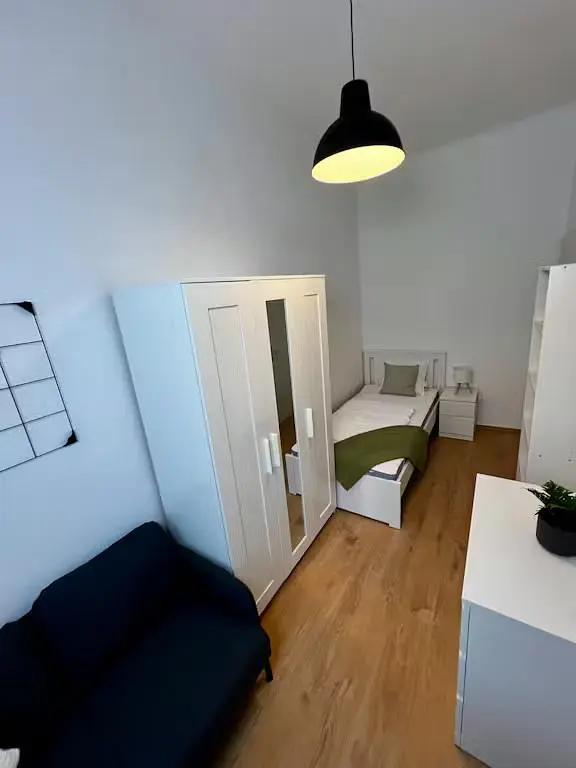 Schlafzimmer; holzboden, tageslicht