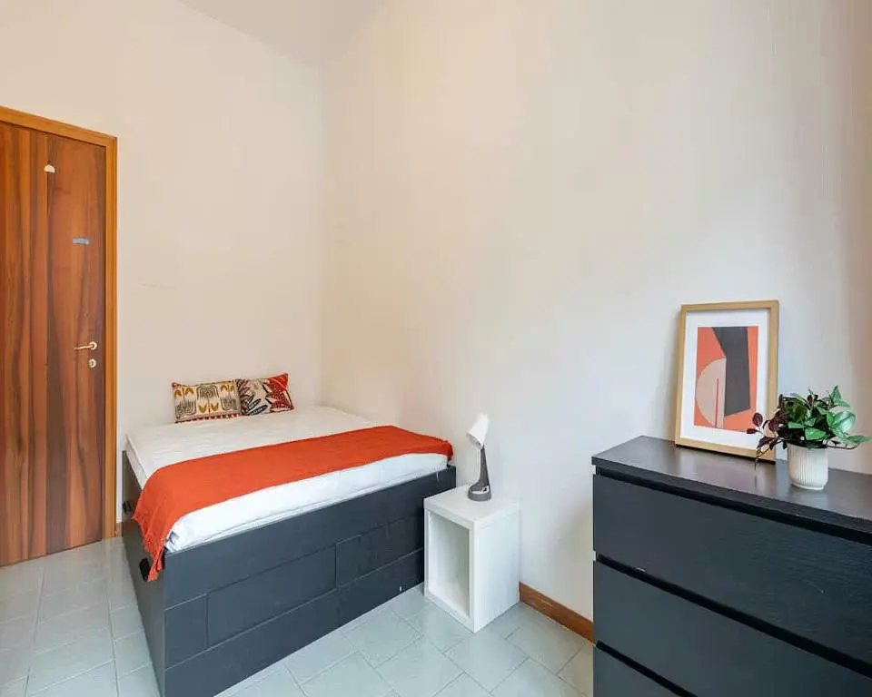 Camera da letto; pavimento in piastrelle, luce naturale