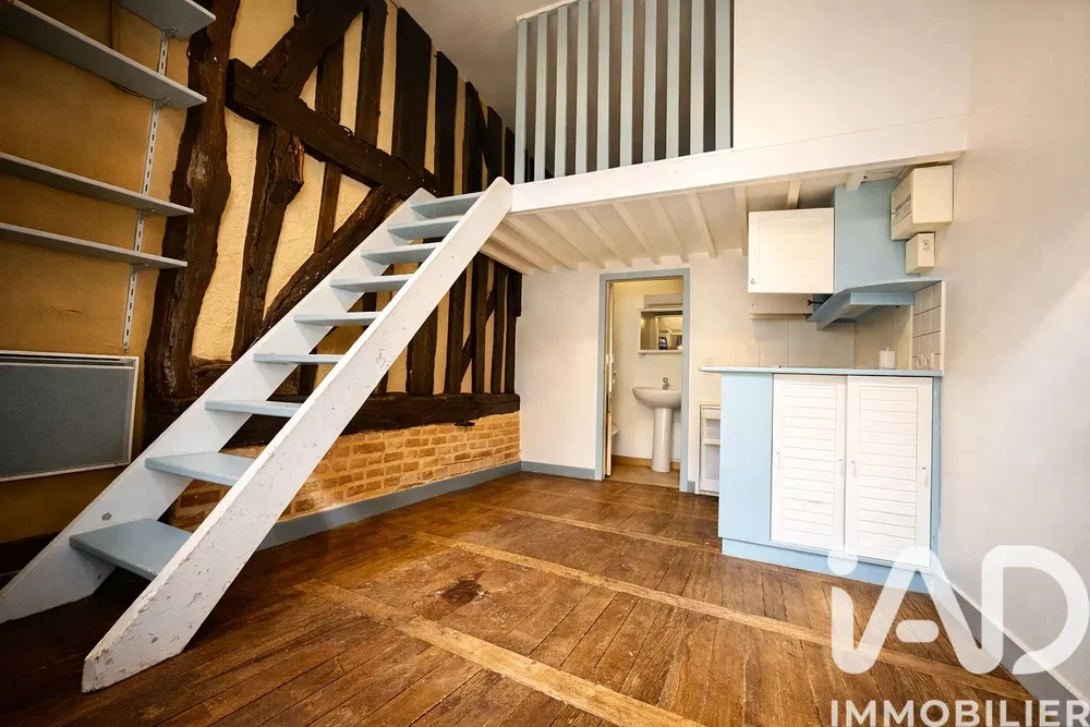 Mutfak; ahşap zemin, ahşap kirişler, tadilatlı