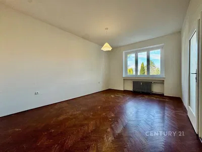 Obývačka; prirodzené svetlo, drevená podlaha