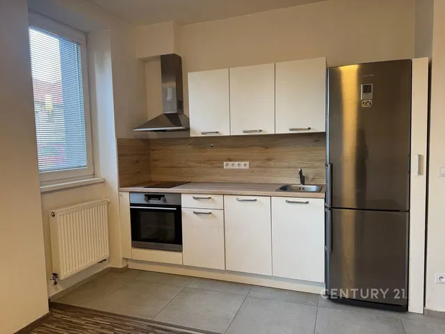 Cozinha; eletrodomésticos, luz natural