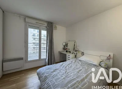 Dormitorio; vista, suelo de madera, luz natural, estilo moderno