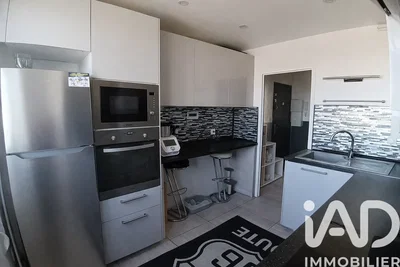 Küche; küchengeräte, renoviert, fliesenboden, tageslicht