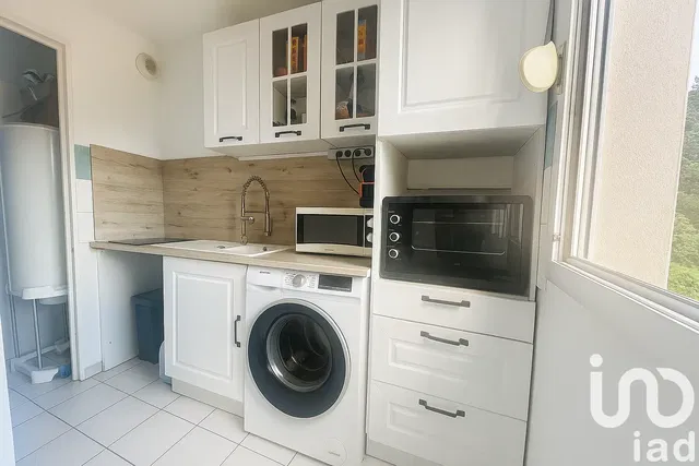 Κουζίνα; συσκευές κουζίνας, πλακάκια, φυσικό φως, μοντέρνο στυλ