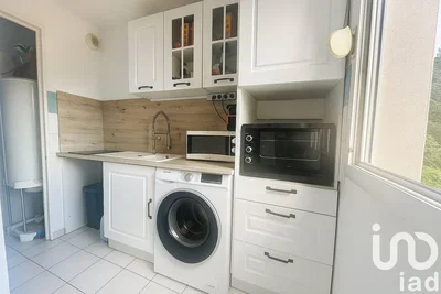 Küche; küchengeräte, fliesenboden, tageslicht, moderner stil