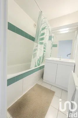 Μπάνιο; πλακάκια, φυσικό φως, ανακαινισμένο