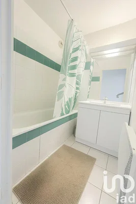 Badezimmer; fliesenboden, tageslicht, renoviert