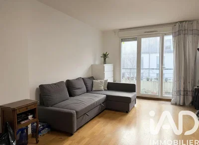 Salón; luz natural, suelo de madera, estilo moderno