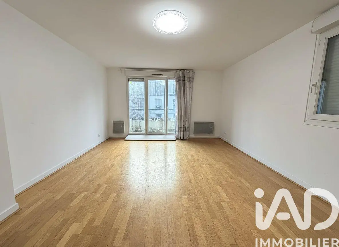Salón; suelo de madera, luz natural