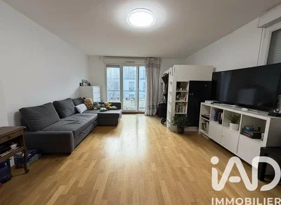Salón; suelo de madera, luz natural, estilo moderno, vista