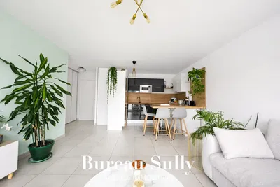 Soggiorno; luce naturale, stile moderno, pavimento in piastrelle