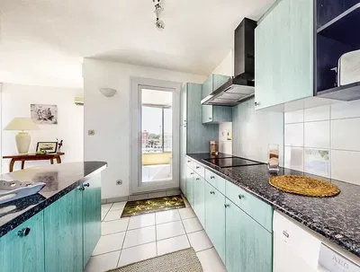 Cucina; elettrodomestici, luce naturale, stile moderno