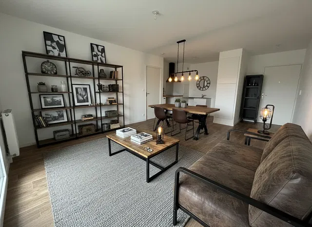 Wohnzimmer; moderner stil, holzboden, tageslicht