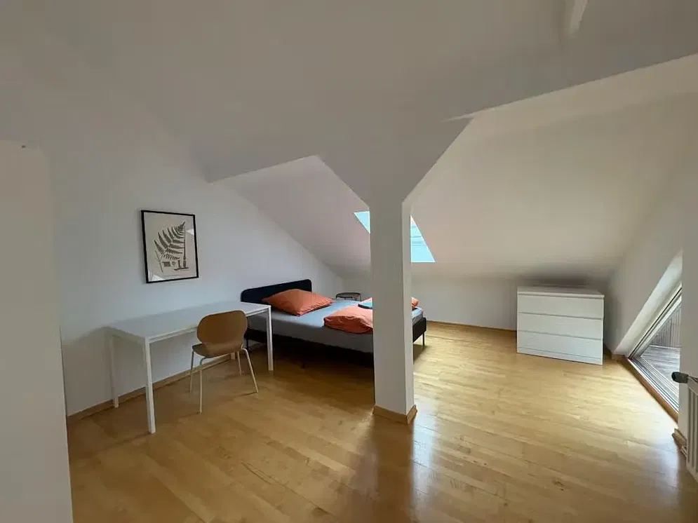 Ložnice; dřevěná podlaha, přirozené světlo