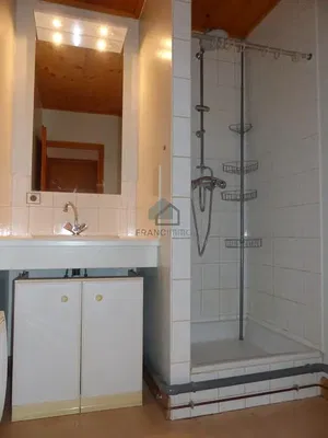 Badezimmer; fliesenboden, holzbalken