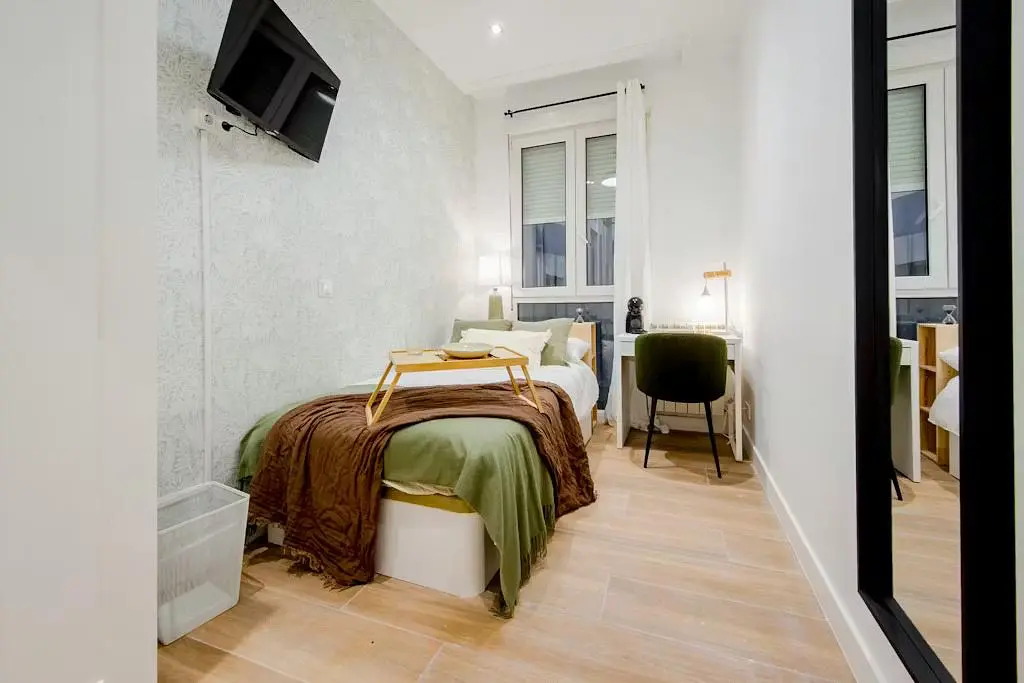 Yatak odası; doğal ışık, modern stil