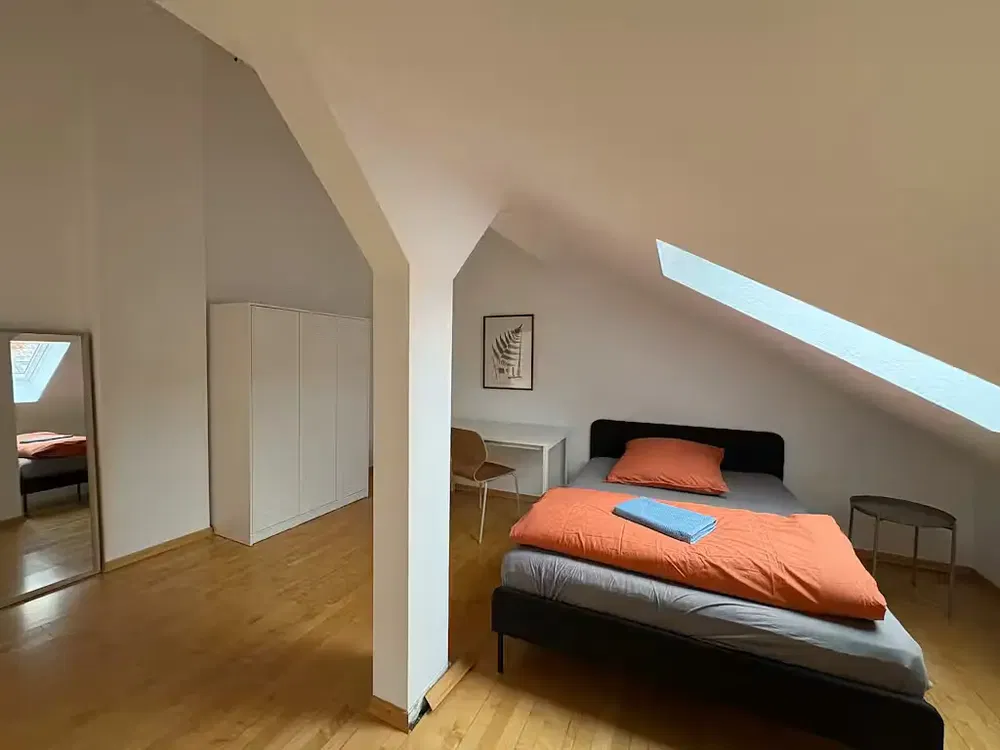 Ložnice; dřevěná podlaha, přirozené světlo